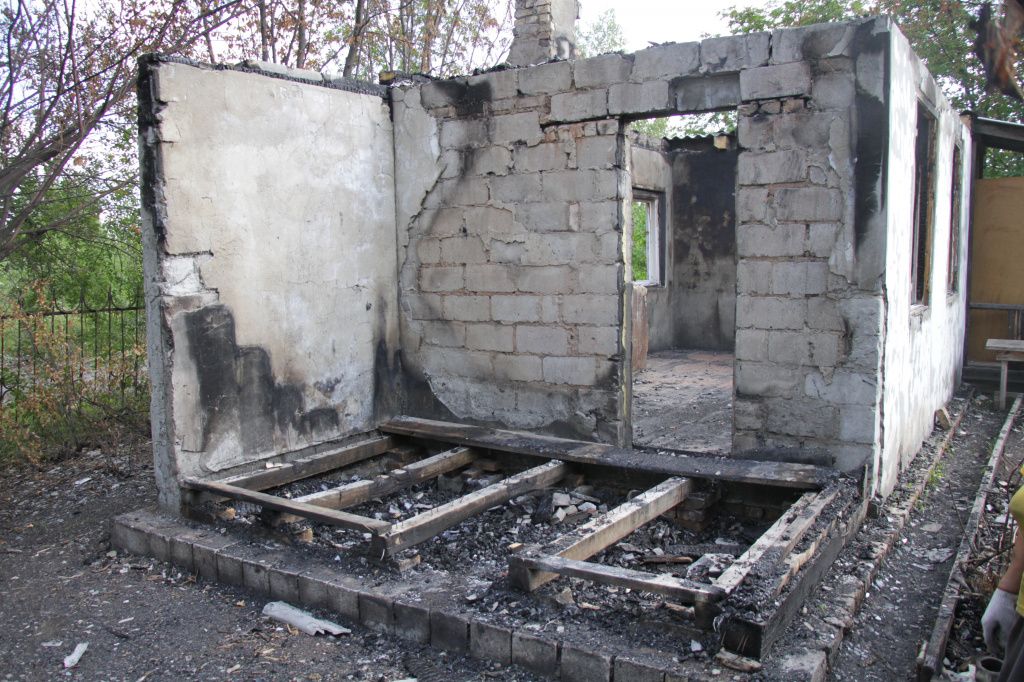 Здесь была веранда, где, по словам владелицы дома, и находился очаг пожара. Фото: Константин Бобылев, "Глобус"