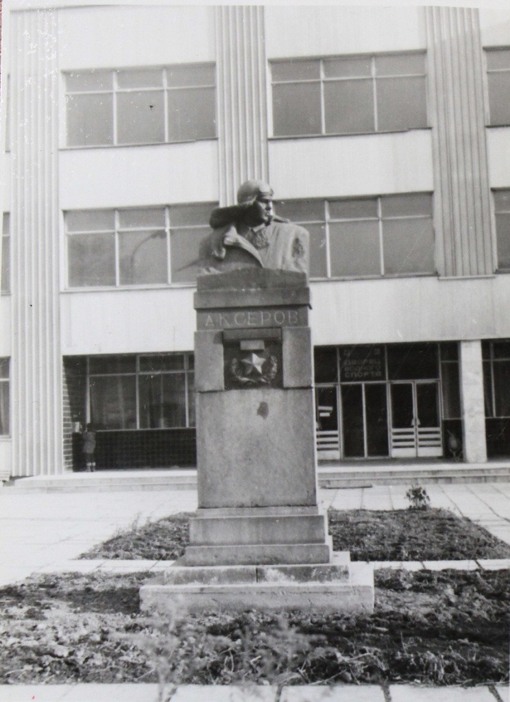 В 1987 году скульптуру перенесли к бассейну. Фото из фондов Серовского исторического музея