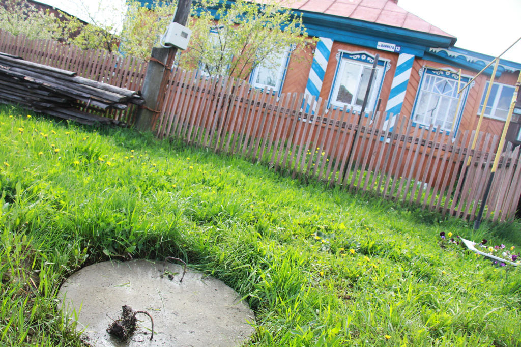 Утечка, из-за которой дом остался без воды, произошла в колодце. Фото: Константин Бобылев, "Глобус"