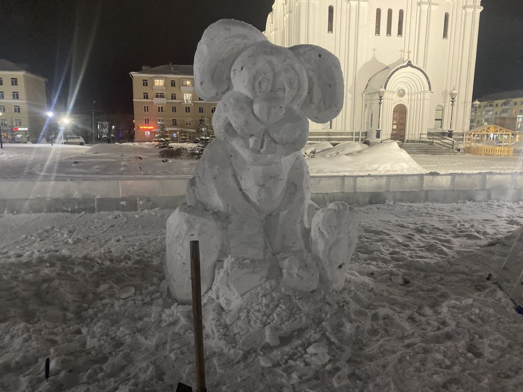 Конкурсная работа Тахира Шакирова - снежный заяц. Фото: Анна Куприянова, "Глобус"