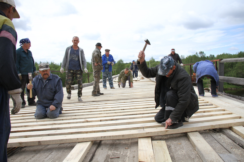 Люди саомтсотельно тремонтировали настил моста в 2019 году, потратив на это около 150 тысяч рублей. Фото: Константин Бобылев, "Глобус"