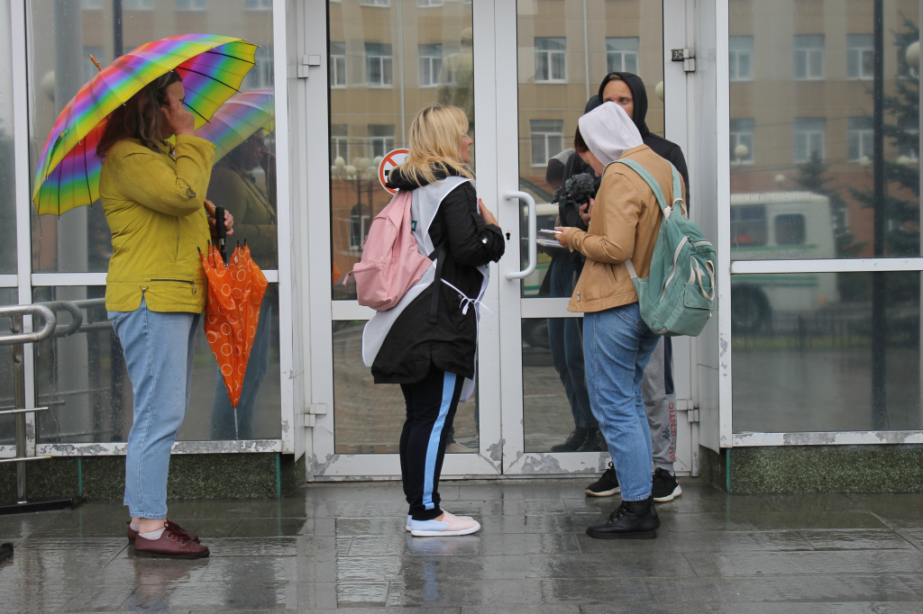 Несмотря на сильный дождь, серовчане оставляли подписи под инициативой по возвращению прямых выборов мэров. Фото: Андрей Клеймёнов, "Глобус"