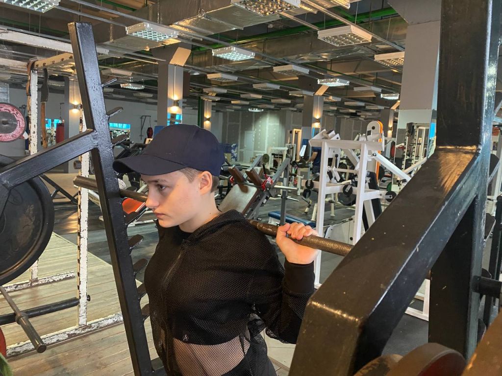 Гриф штанги весом в 20 килограмм Елена Привалова поднимает без усилий. Фото: Анна Куприянова, "Глобус"