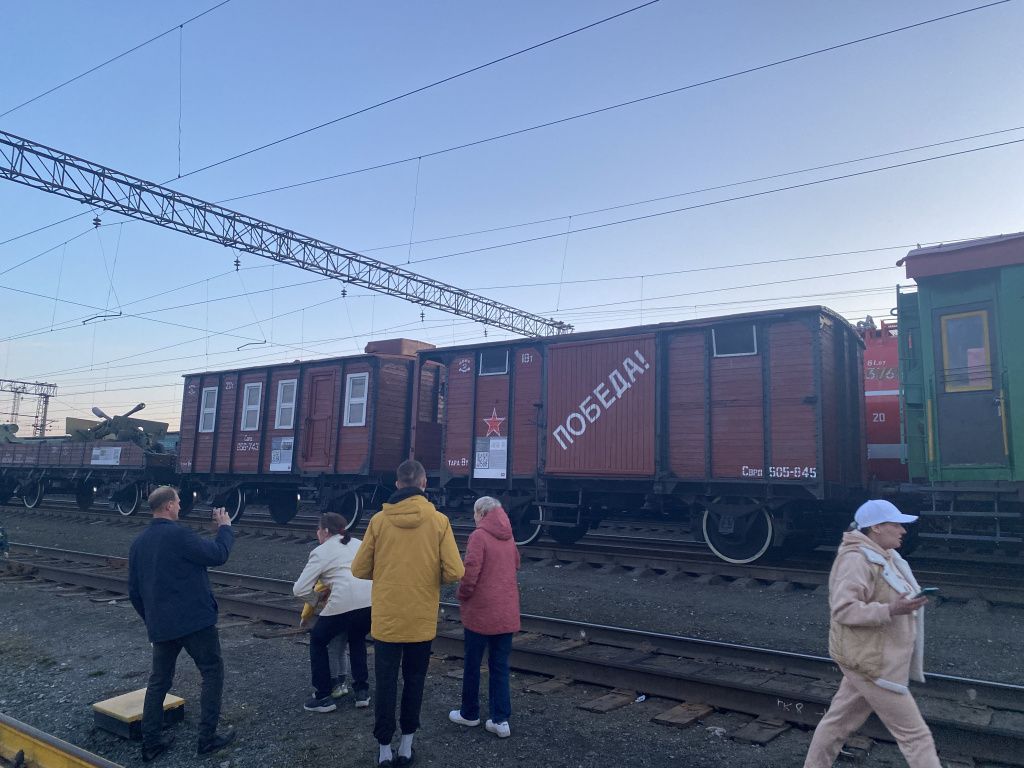 Серовчане торопились сфотографировать исторический поезд. Фото: Анна Куприянова, "Глобус"