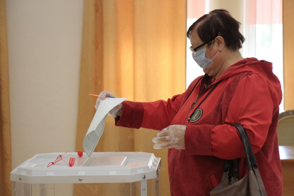 Татьяна Вахунина проголосовала за внесение поправок в Конституцию. Фото: Константин Бобылев, "Глобус"