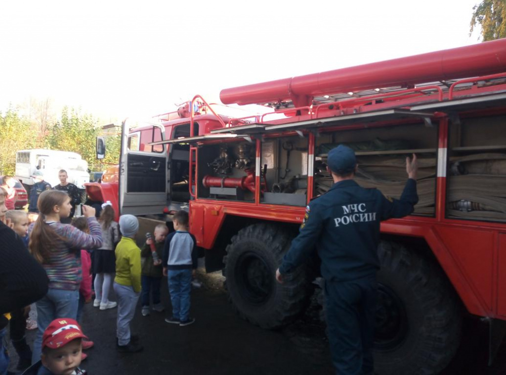 Участникам конкурса провели экскурсию по 56 пожарно-спасательной части. Фото предоставлено ОНДиПР