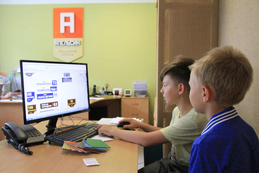 Макеты ребята создают в графическом редакторе CorelDRAW. Фото: Константин Бобылев, "Глобус"