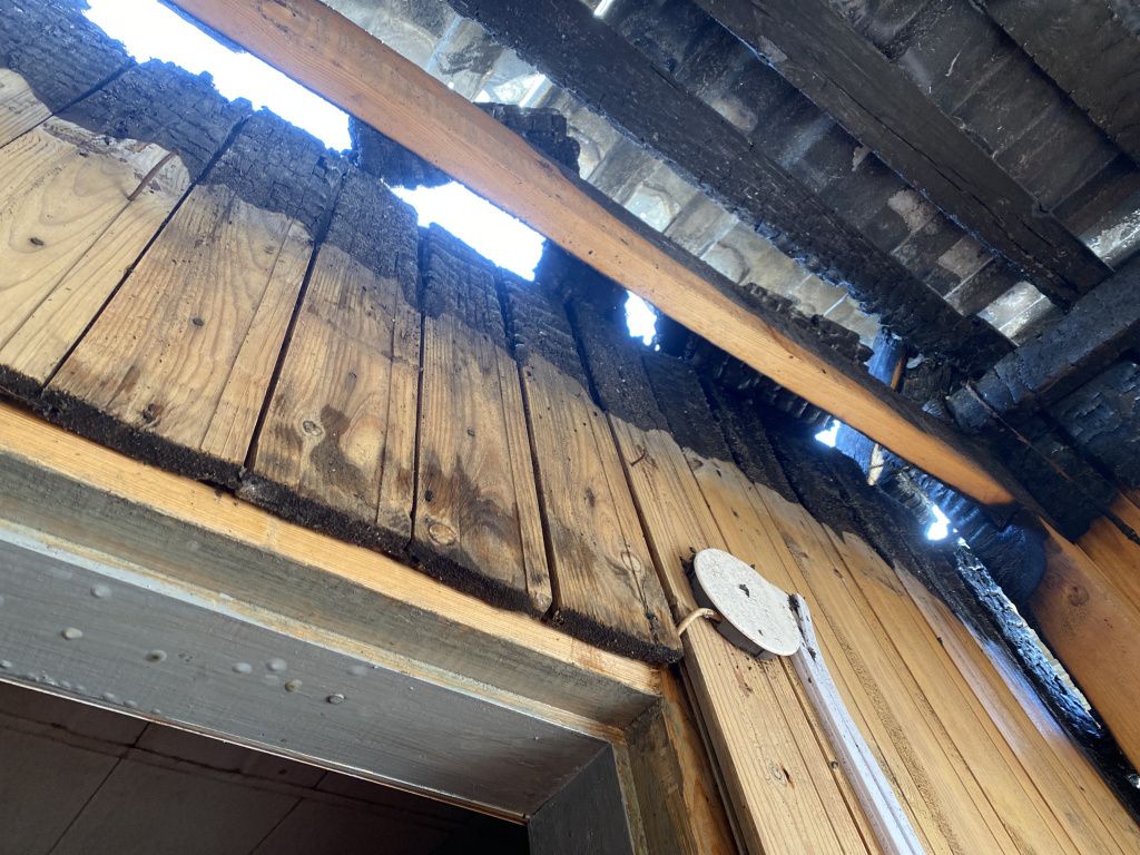 Через прогоревшую крышу с крыльца Елены Кузнецовой видно небо. Фото: Анна Куприянова, "Глобус"