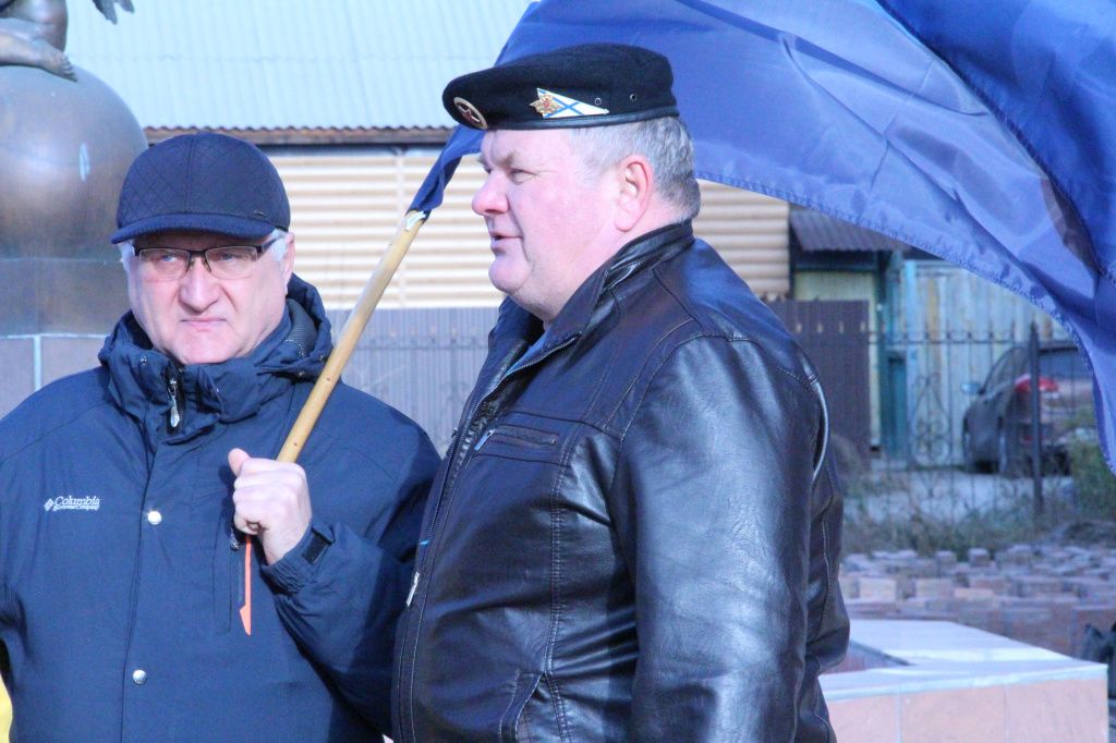 По словам Олега Белкина (справа) около памятного знака можно проводить различные патриотические встречи. Фото: Мария Чекарова, "Глобус"