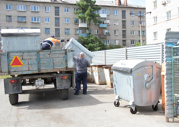 На контейнерных площадках Серова меняют мусорные баки