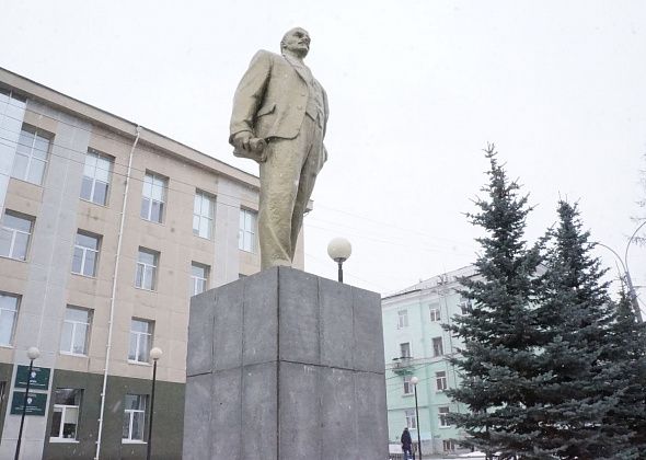 В Серове коммунисты возложили цветы к памятнику Ленину