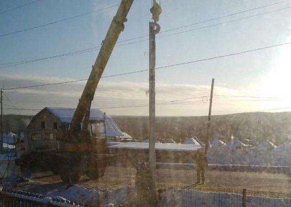 "Почти три года ждали".В серовском районе Лесозавод началась установка уличного освещения