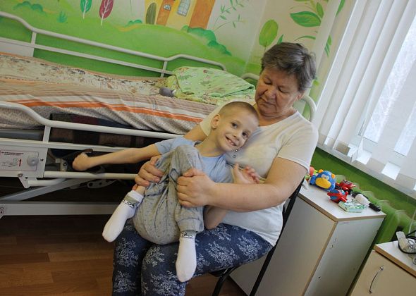 Серовчанке Надежде Логиновой передали деньги на покупку инвалидной коляски для внука