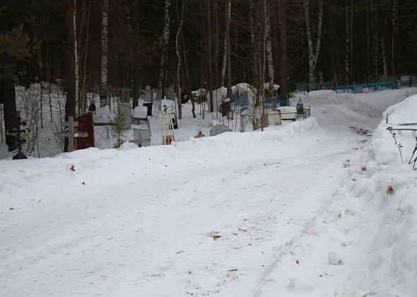 Новоселам Светлого микрорайона в Екатеринбурге приходится пробираться домой через темное кладбище