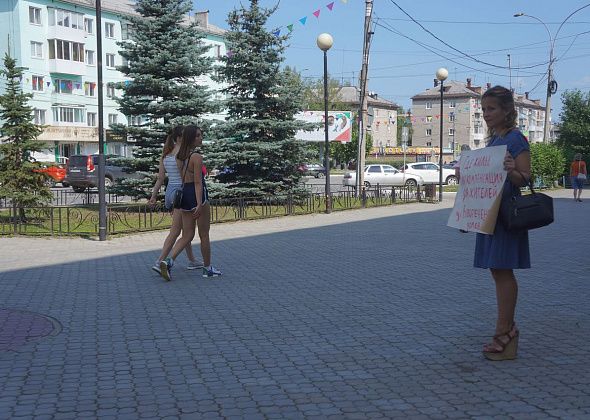 Евгения Чудновец вышла на одиночный пикет к зданию мэрии Серова