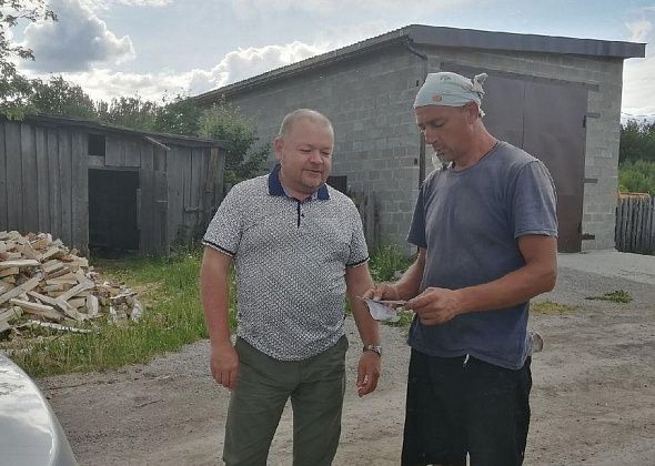 Депутат ЗакСо Павел Мякишев помог семье погорельцев из Филькино
