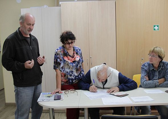 Подписываться за возврат прямых выборов мэров серовчане приходят группами