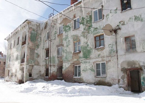 Глава Серова попросил съехать жителей дома по улице Пристанционной – состояние здания угрожает жизни и здоровью людей