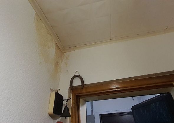 Специалисты УК "Серов Веста" зашли в квартиру мужчины, которого соседка снизу обвинила в подтоплении