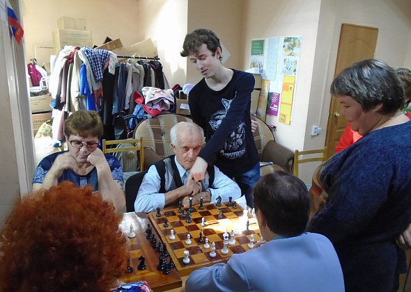 Представители старшего поколения сосьвинцев учатся играть в шахматы