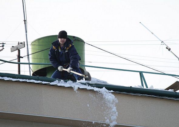 Власти Серова просят горожан соблюдать меры предосторожности при уборке снега с крыш зданий
