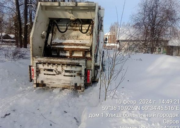 Из-за неубранного снега в Серовском горокруге возникли трудности с вывозом мусора