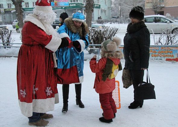 Дед Мороз и Снегурочка порадовали серовчан подарками