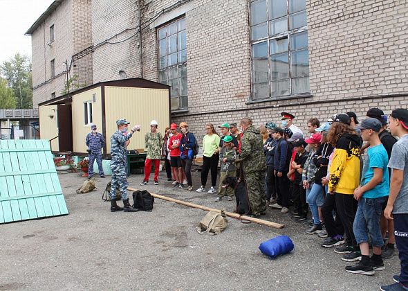 Для воспитанников военно-патриотических клубов «Молодая Гвардия» и «Монолит» организовали экскурсию в отдел полиции Серова