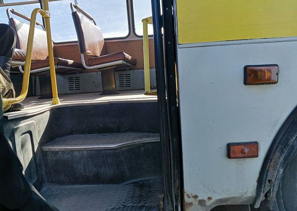 Жители поселков жалуются на автобус, а перевозчики – на отсутствие водителей и плохую дорогу