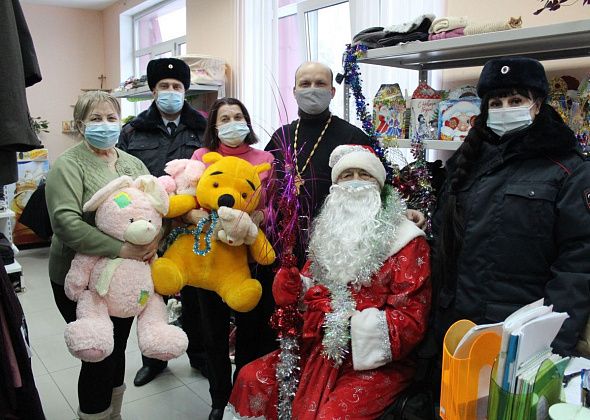 Полиция Серова передала в благотворительный фонд «Сотвори милость» игрушки 
