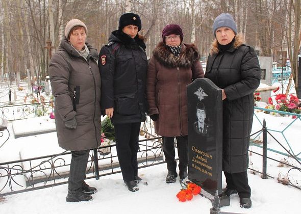 Полиция Серова посетила места захоронений сотрудников, погибших при исполнении
