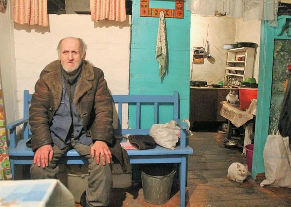 "Боря не жалуется". Жители Морозково опекают инвалида: покупают продукты, складывают дрова и носят воду