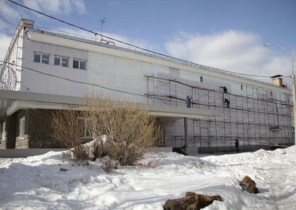 В Серове начался ремонт фасада кинотеатра «Родина». На работы потратят 4,9 миллиона рублей
