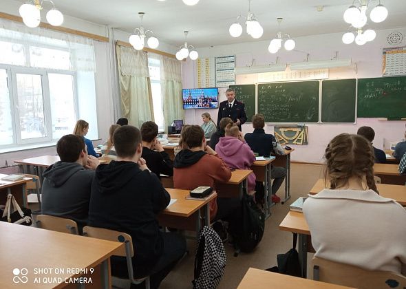 Эксперт-криминалист полиции Серова в свой профессиональный праздник рассказал школьникам о работе