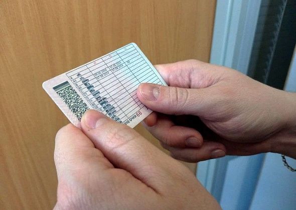 Серовчанин купил фальшивые права за 40 000 рублей, но подделку распознали сотрудники ГИБДД