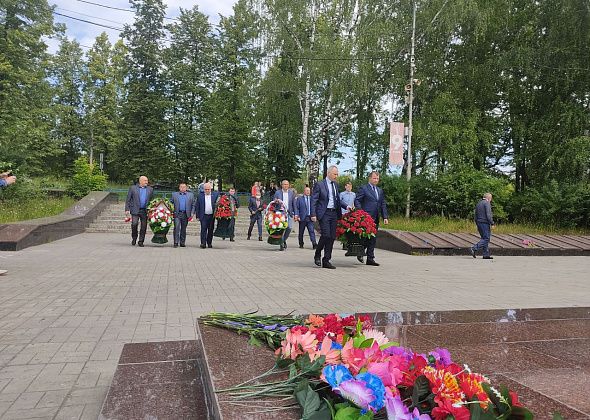 Чиновники, депутаты и руководители предприятий возложили цветы к Вечному огню в Серове