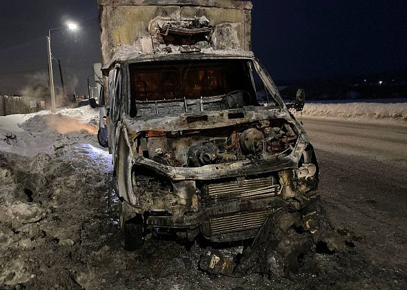 Утром в Серове погорела "ГАЗель". Водитель успел выскочить из загоревшегося автомобиля
