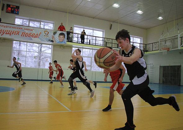 В Серове проходят финальные игры школьного турнира по баскетболу