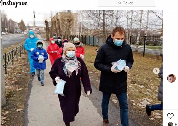 Депутат Госдумы и волонтеры на улице раздавали серовчанам маски