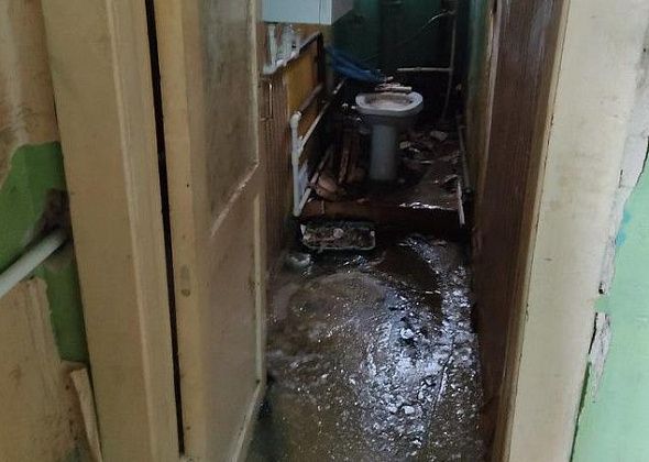 КУМИ Серова заявил о возможности признания дома, где случился фекальный потоп, аварийным