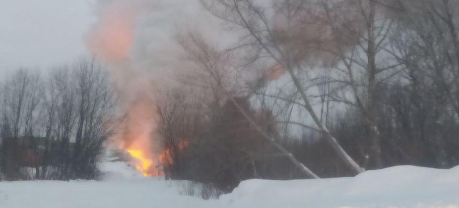 В районе Чкаловского моста в Серове вновь горит горбыль