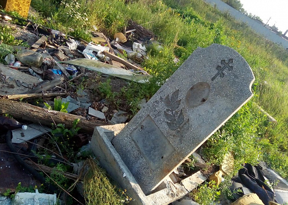 В Серове на несанкционированную свалку в черте города выкинули… могильную плиту