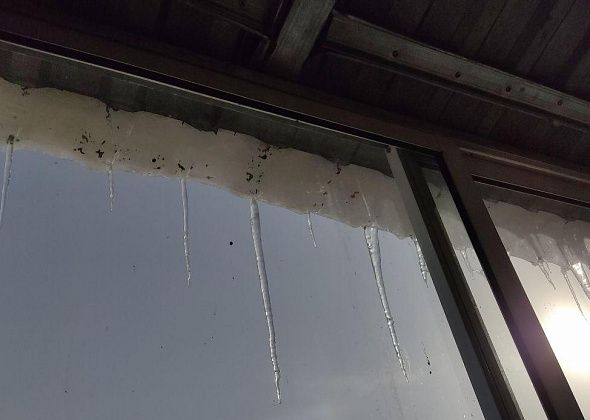 Управляющая компания очистила от льда балкон серовской пенсионерки. Вошли в положение и сделали подарок к 8 Марта