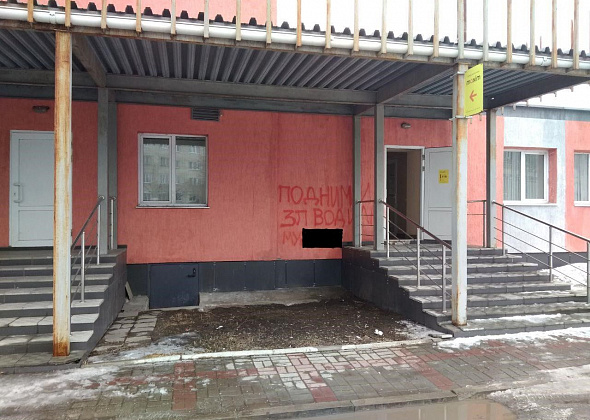 В Серове на стене здания, в котором находится сервис заказа такси "Максим", появилась оскорбительная надпись: "Подними зп водилам..."