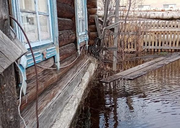 Власти Серова начали отводить воду от затопленных домов в Красноглинном
