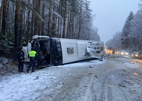На Серовской трассе в ДТП попал автобус, ехавший из Карпинска в Екатеринбург. Погибли два человека