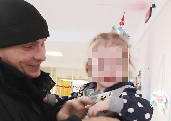 Двухлетнюю девочку из Красноярки, которую отец нашел в сугробе, выписали из больницы
