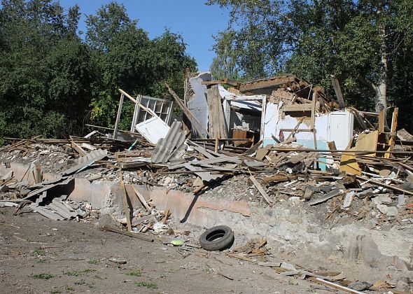 Читатели пожаловались на мусор от снесенного в Серове тубдиспансера