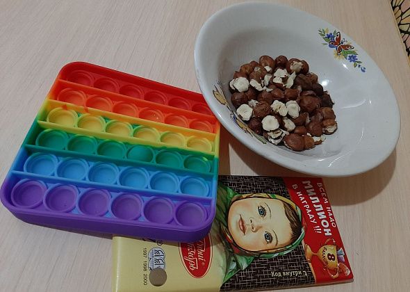 Делаем шоколад с орехами с помощью игрушки антистресс