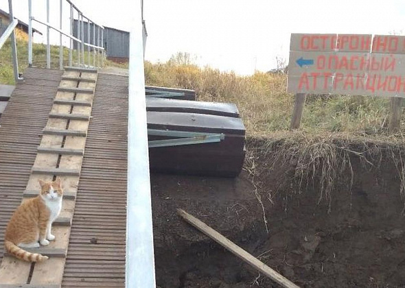 Рядом с новым мостом жители Филькино установили табличку «Осторожно!!! Опасный аттракцион»